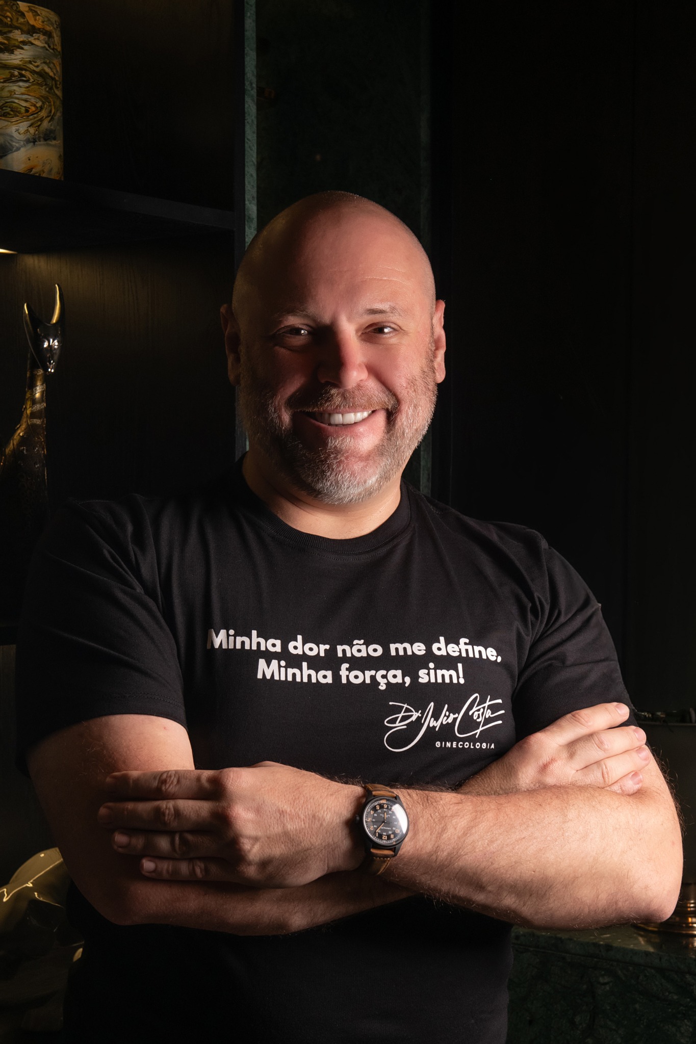 Dr. Julio Costa vestindo camiseta com a frase Minha dor não me define. Minha força, sim!